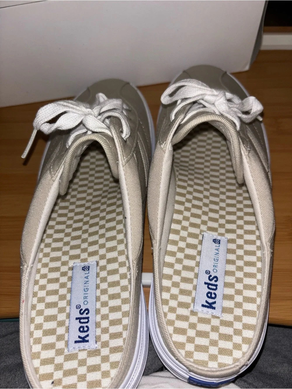 Keds white style